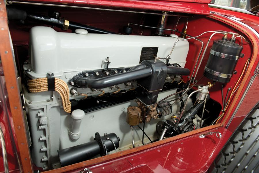 Моторный отсек Stutz Model AA Vertical Eight Brougham 1927 года  (фото 7 из 10)